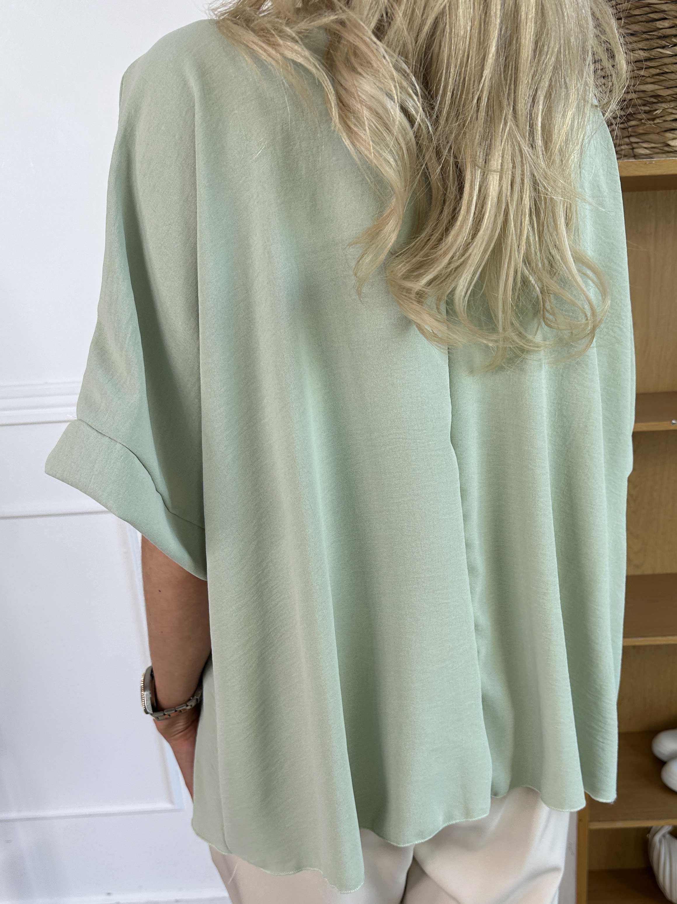 Tabisha - Sød let tunika med blomst og similisten på brystet